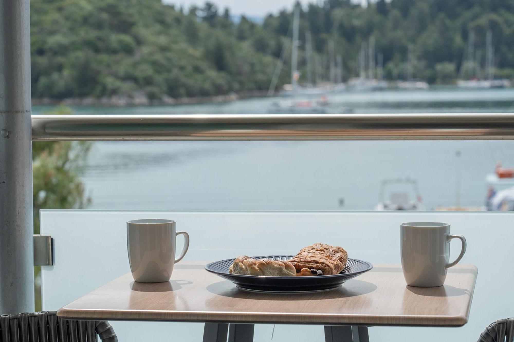 Captain'S Seafront Apartments Нидри Экстерьер фото